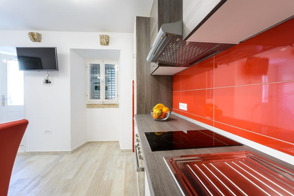 Coffee/tea facilities, Kitchen or kitchenette, Seating area, Dining area