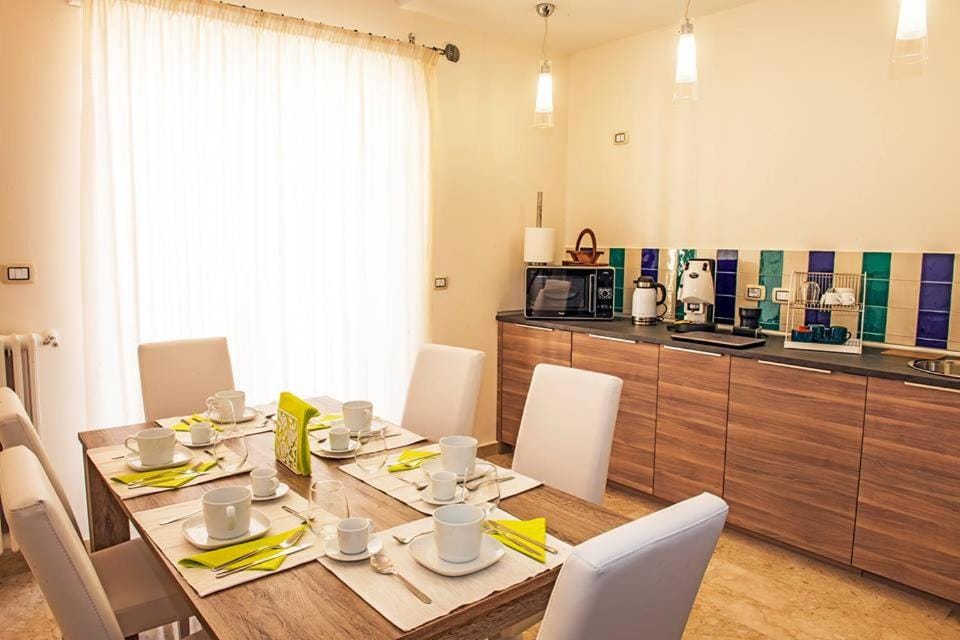 Coffee/tea facilities, Breakfast