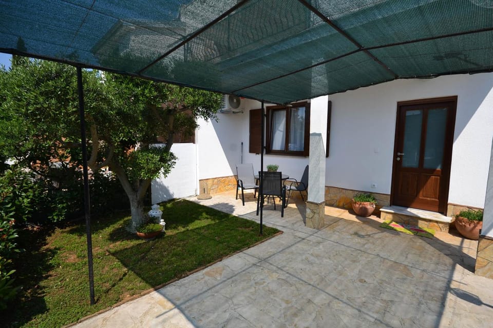 Patio, Facade/entrance