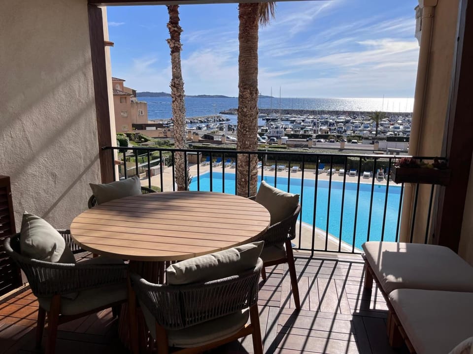 Balcony/Terrace, Dining area, Pool view, Swimming pool, sunbed
