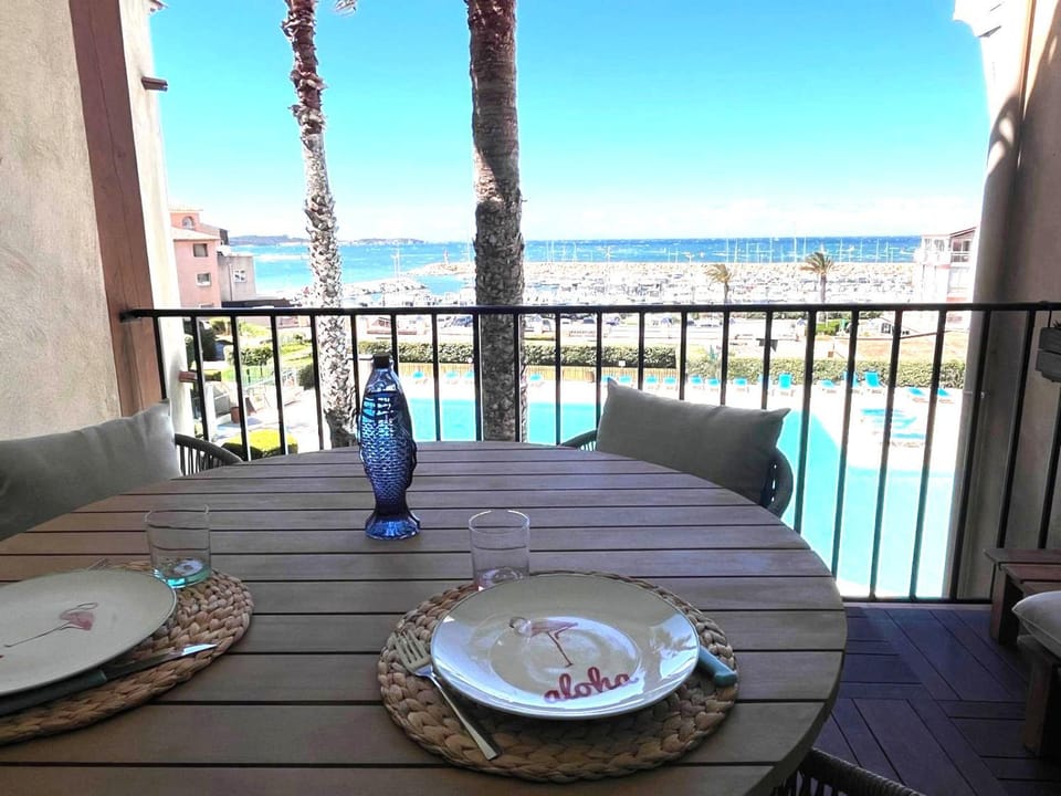 Patio, View (from property/room), Dining area, Sea view, Swimming pool, sunbed