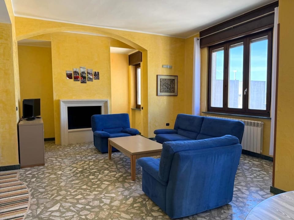 Day, Living room, Seating area, fireplace