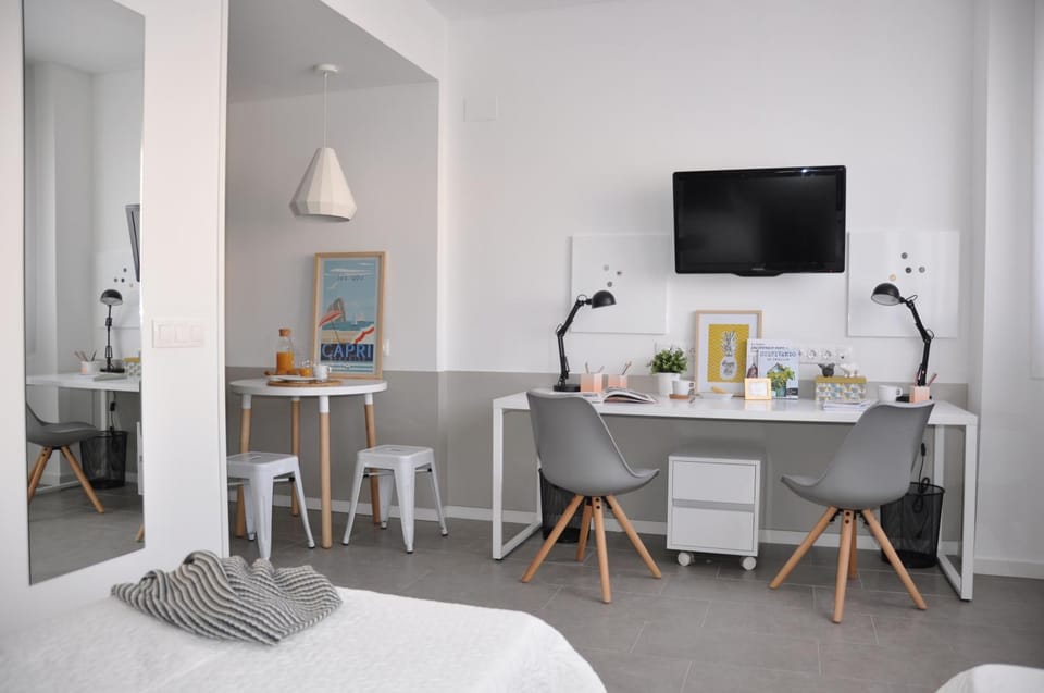 TV and multimedia, Seating area, Dining area, Bedroom