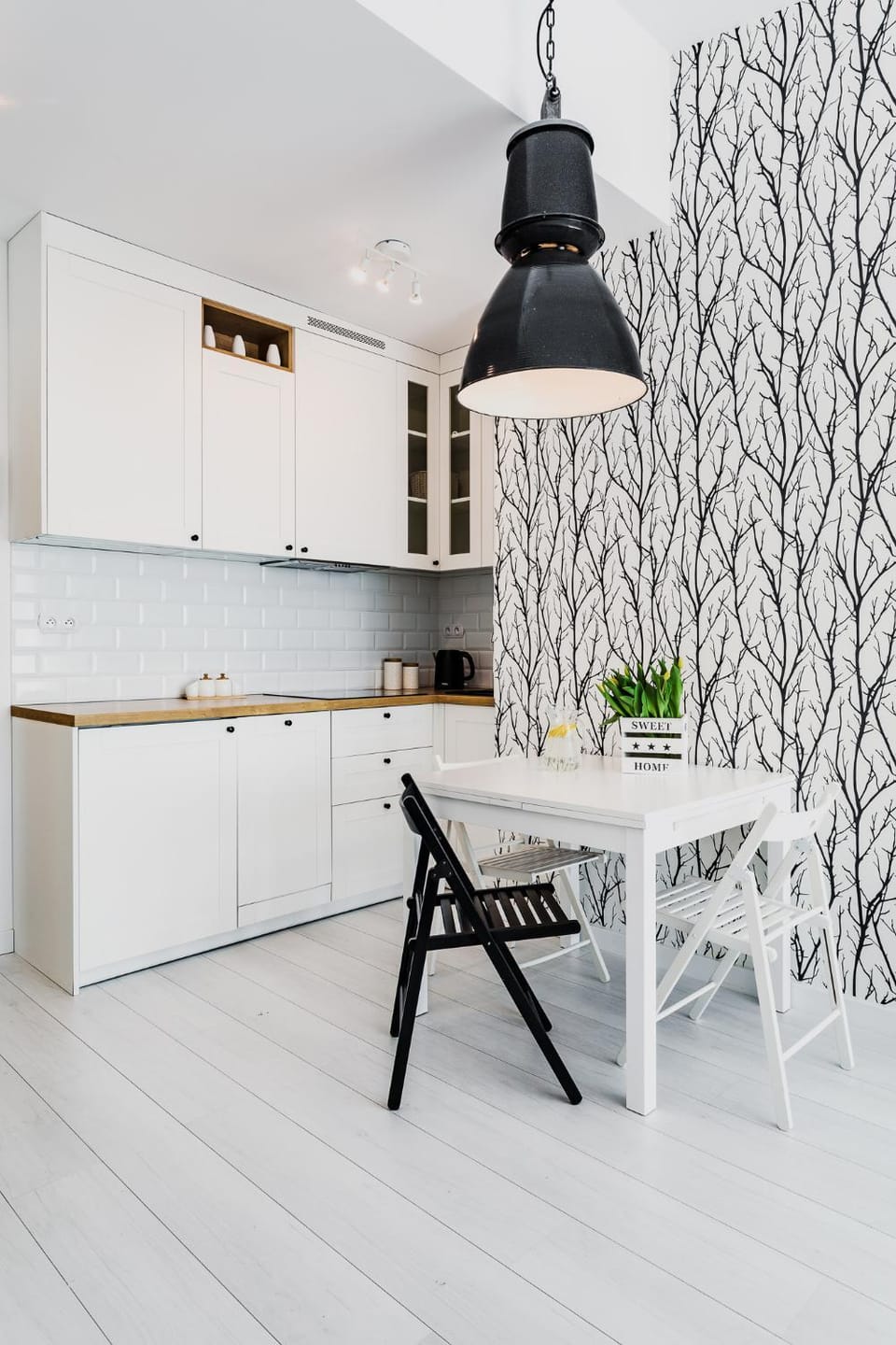 Kitchen or kitchenette, Dining area