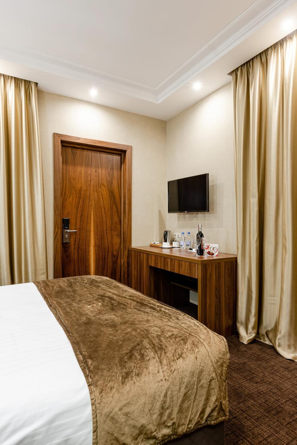 Bed, TV and multimedia, Photo of the whole room, Bedroom