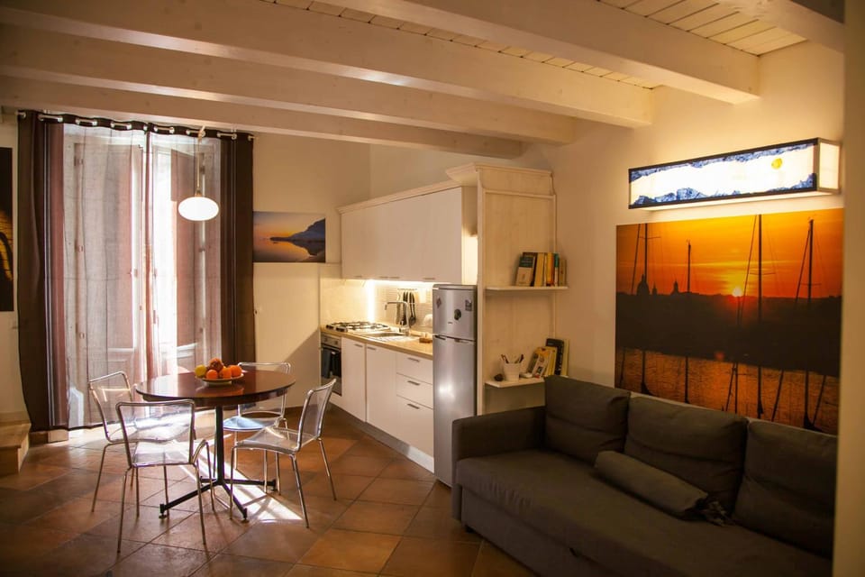 Kitchen or kitchenette, Living room, Seating area, Dining area