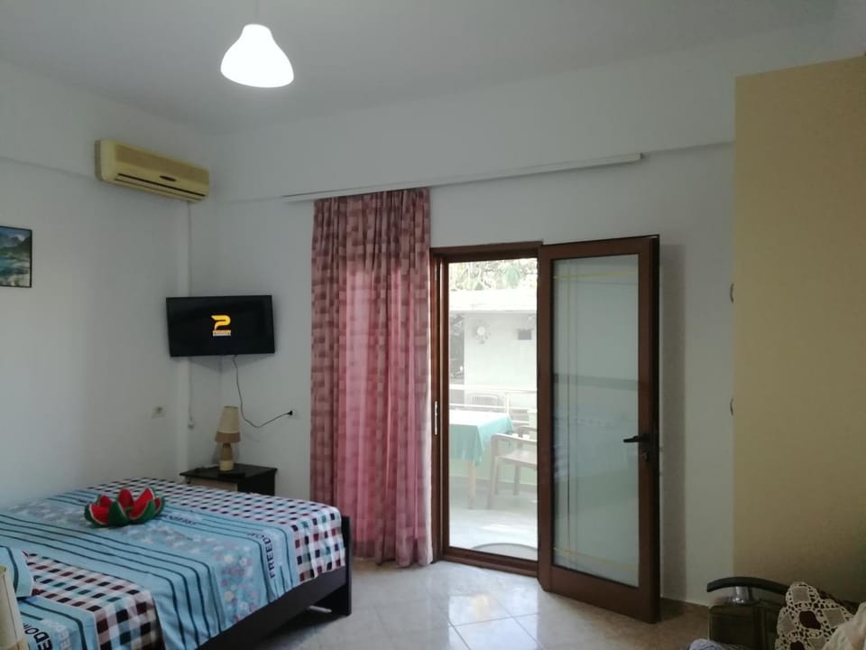Communal lounge/ TV room, Bed, TV and multimedia, Photo of the whole room, Bedroom, air conditioner
