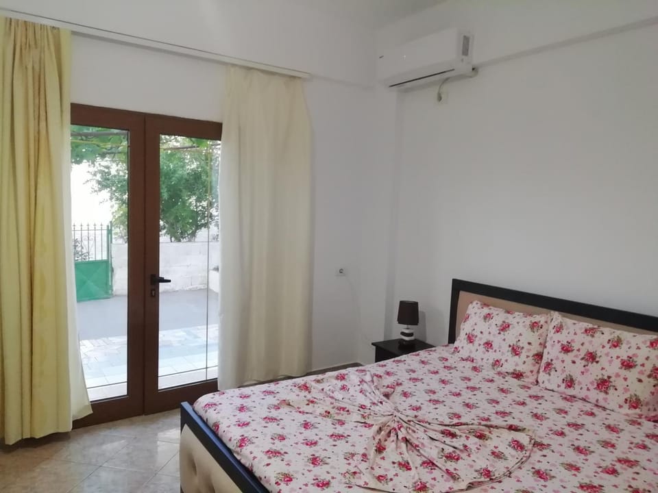 Bed, Photo of the whole room, Bedroom, air conditioner