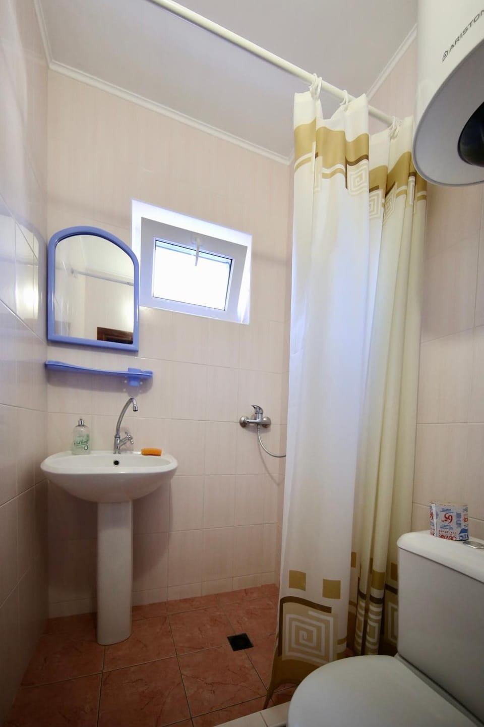 Shower, Toilet