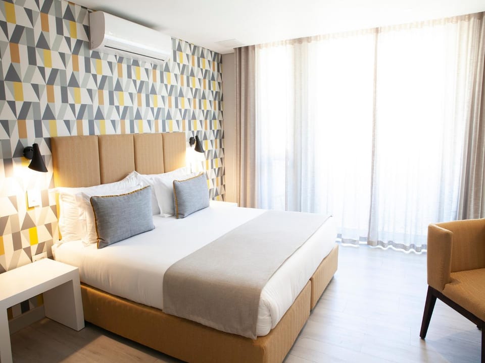 Bed, Day, Winter, Decorative detail, Seating area, Bedroom
