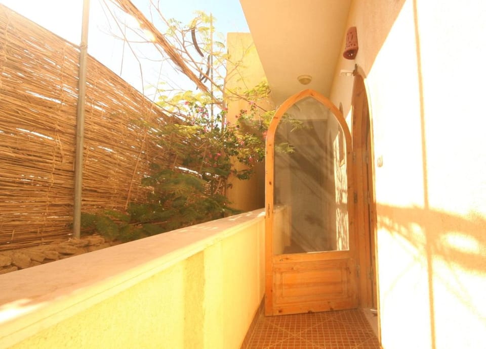 Facade/entrance, Day, Balcony/Terrace, On site, Mountain view