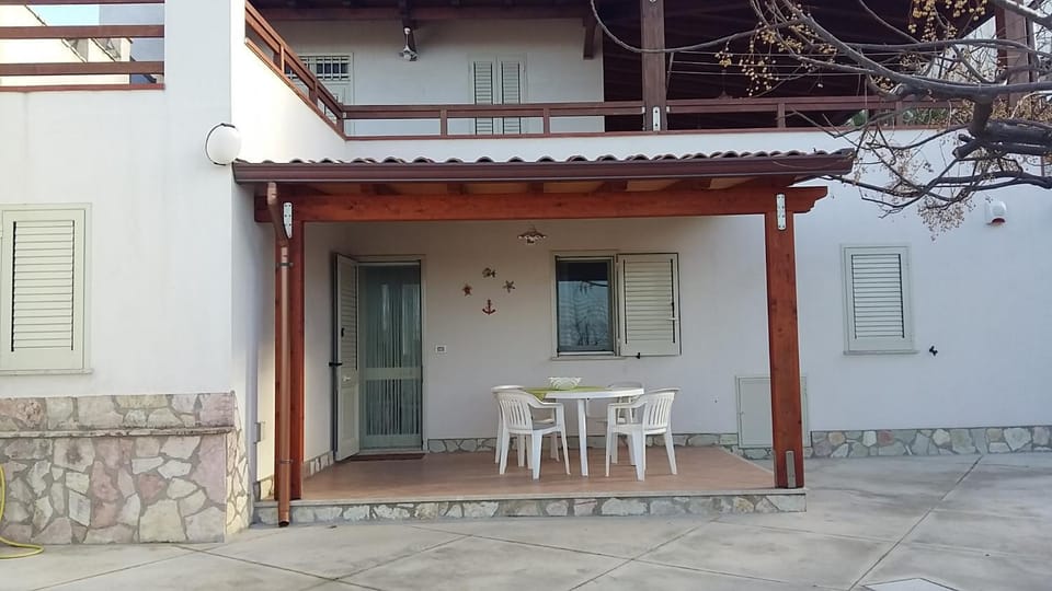 Facade/entrance, Balcony/Terrace