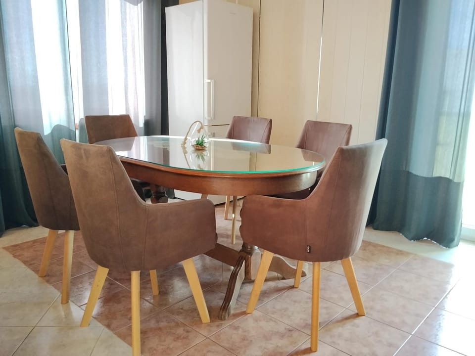 Seating area, Dining area