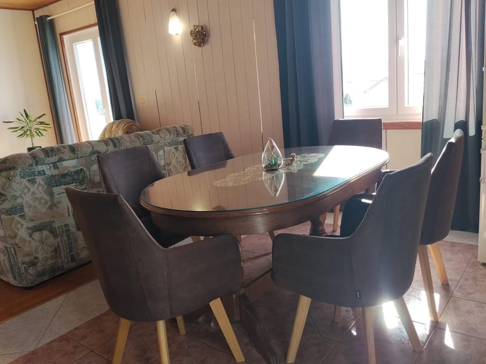 Seating area, Dining area