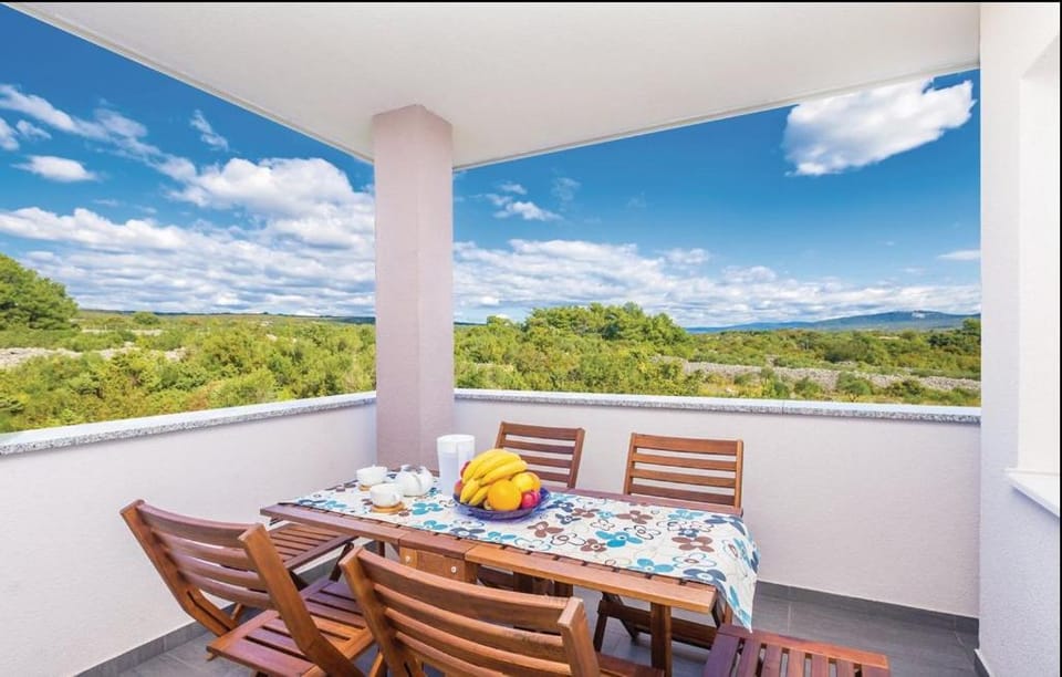 Day, Seating area, Dining area, Mountain view