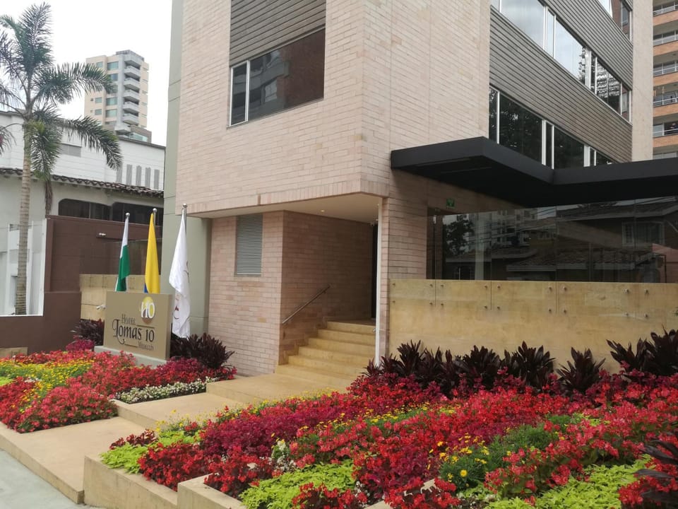 Property building, Facade/entrance, Garden, Garden, Garden view