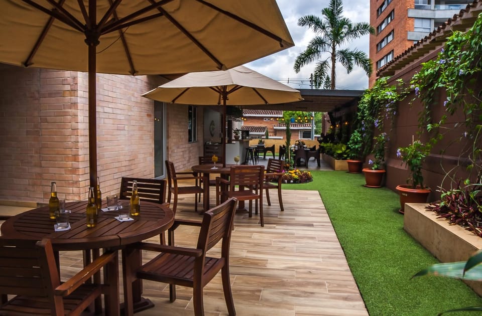 Patio, Restaurant/places to eat, Restaurant/places to eat, Day, Banquet/Function facilities, Seating area, Drinks, Alcoholic drinks, Non alcoholic drinks