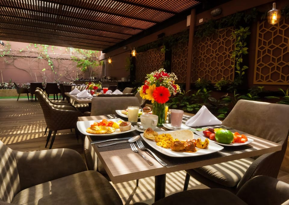 Restaurant/places to eat, Food and drinks, Banquet/Function facilities, Seating area, Food, Breakfast, Drinks