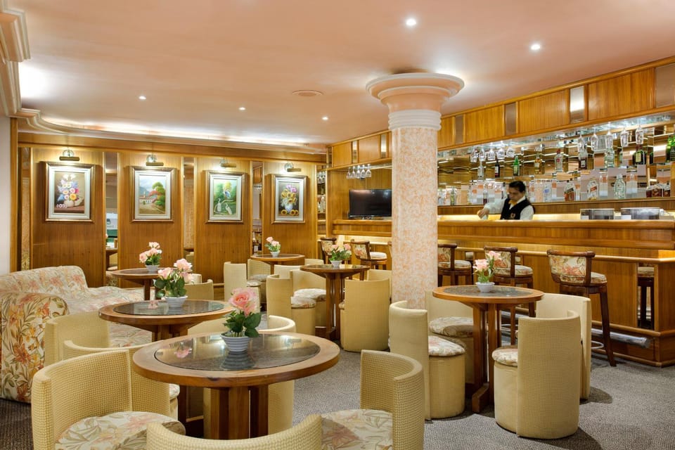 Restaurant/places to eat, Lounge or bar, Food and drinks, Food, Drinks