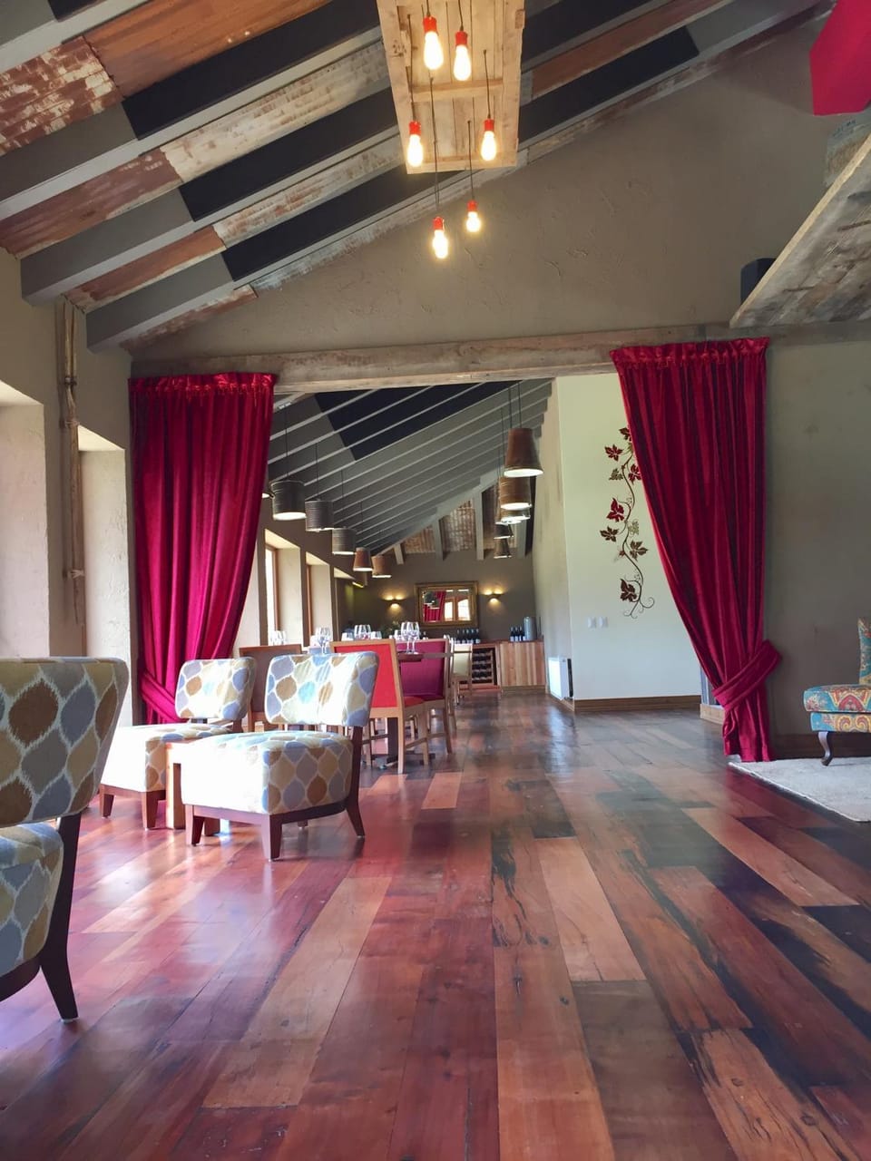 Restaurant/places to eat, Coffee/tea facilities, Food and drinks, Dining area