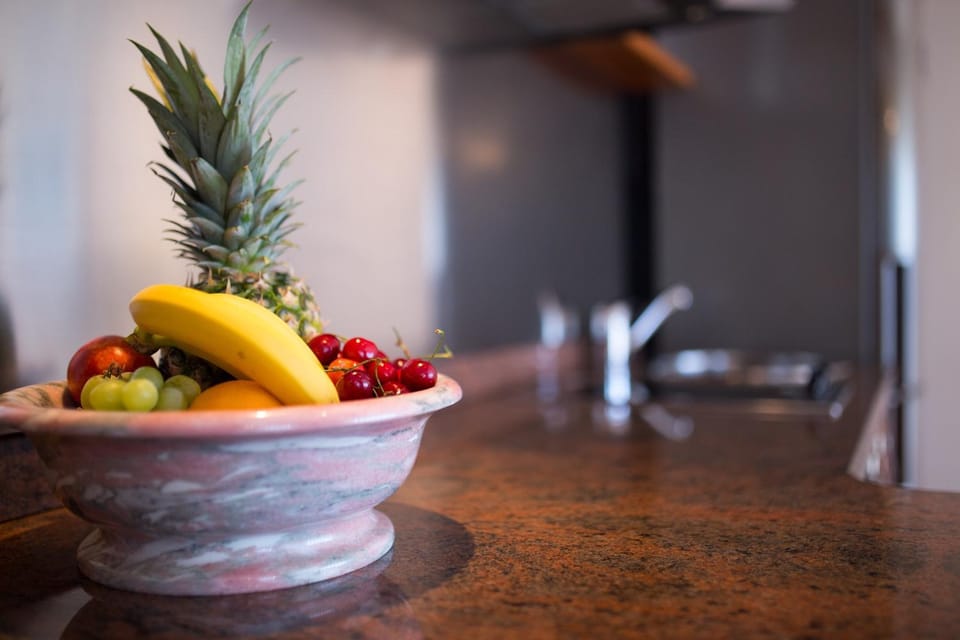 Coffee/tea facilities, Kitchen or kitchenette, Dining area, Sea view