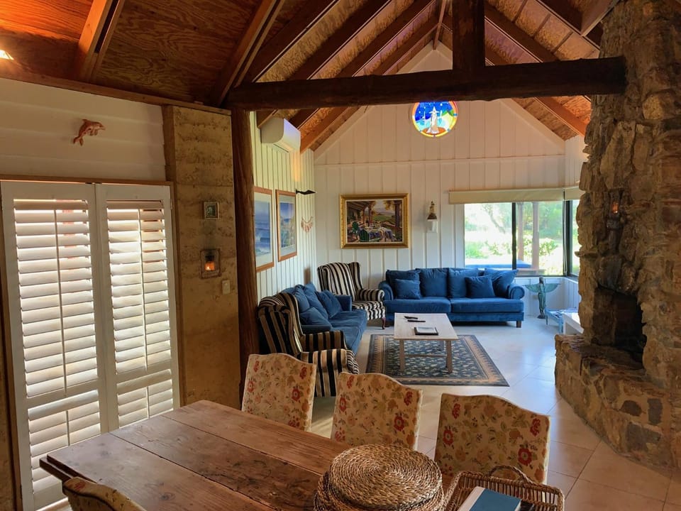 Communal lounge/ TV room, Living room, Lounge or bar, Dining area, Beach, Sea view, Meals, flat iron