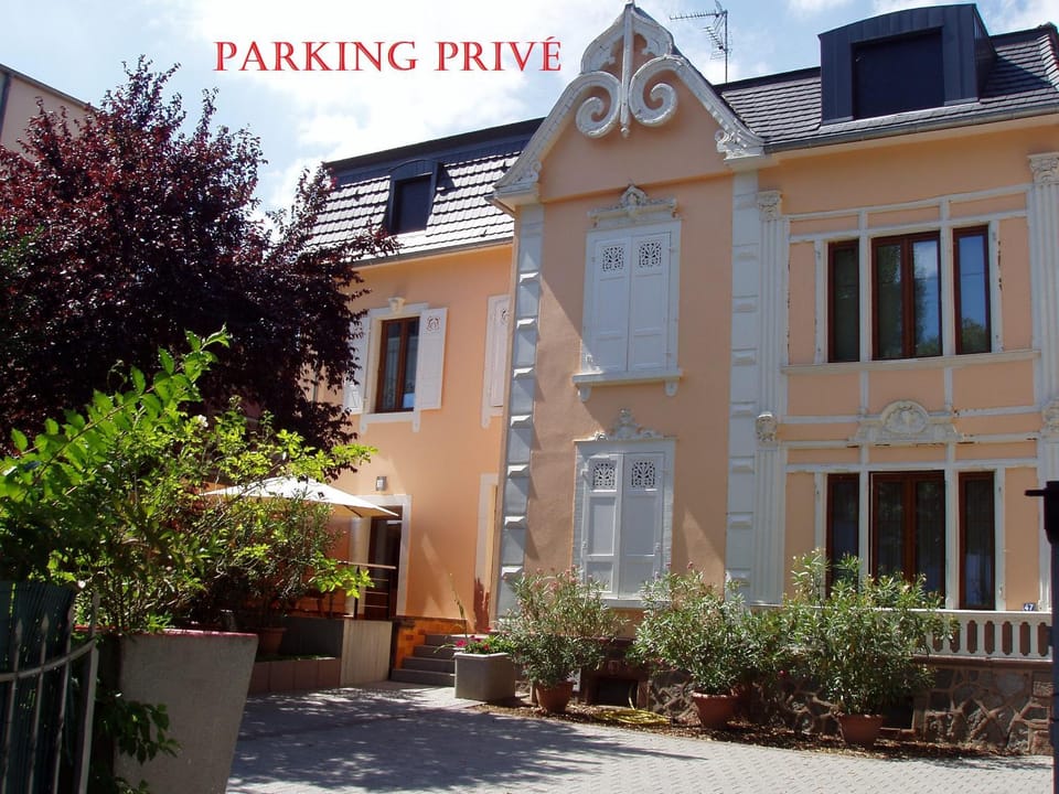 Property building, Facade/entrance, Balcony/Terrace