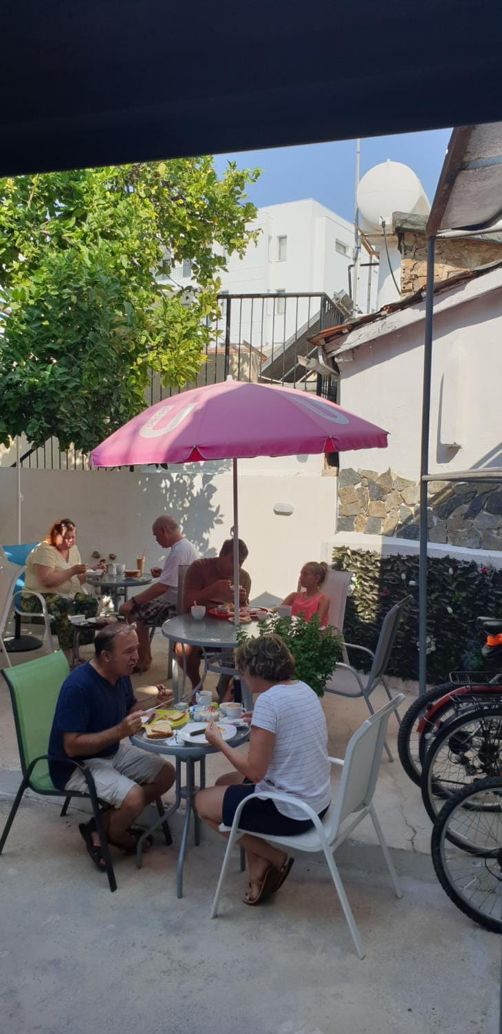 Patio, Day, People, Garden, Balcony/Terrace, Food and drinks, Food, Guests, Breakfast, Breakfast, Drinks, group of guests, Inner courtyard view