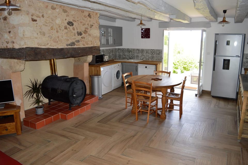 Kitchen or kitchenette, Living room, Seating area, Dining area