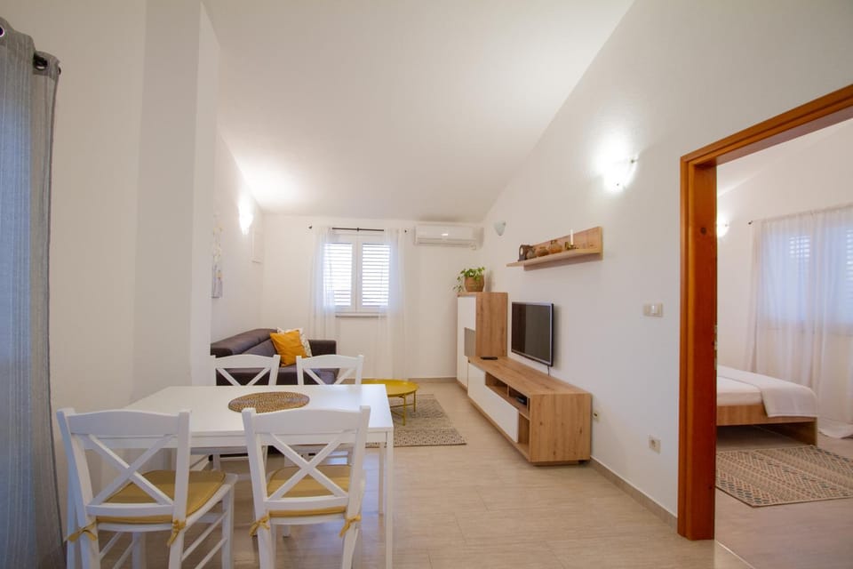TV and multimedia, Living room, Photo of the whole room, Seating area, Dining area, Bedroom, air conditioner