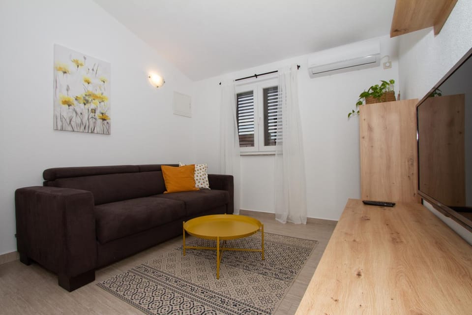 TV and multimedia, Living room, Seating area, air conditioner