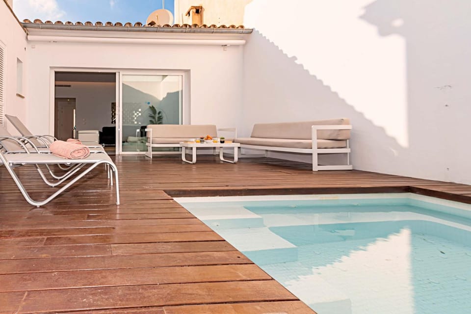 Pool view, Swimming pool, sunbed