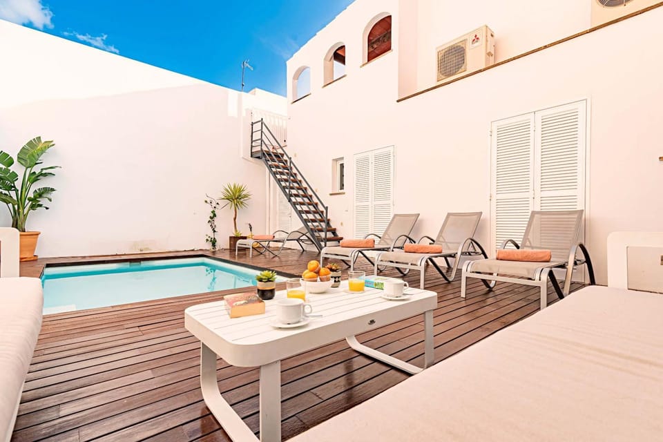 Pool view, Swimming pool, sunbed