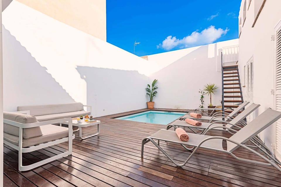 Pool view, Swimming pool, sunbed