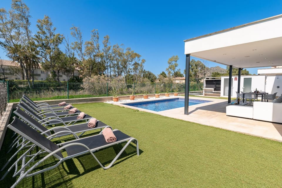 Patio, Day, Garden, Garden view, Pool view, Swimming pool, sunbed