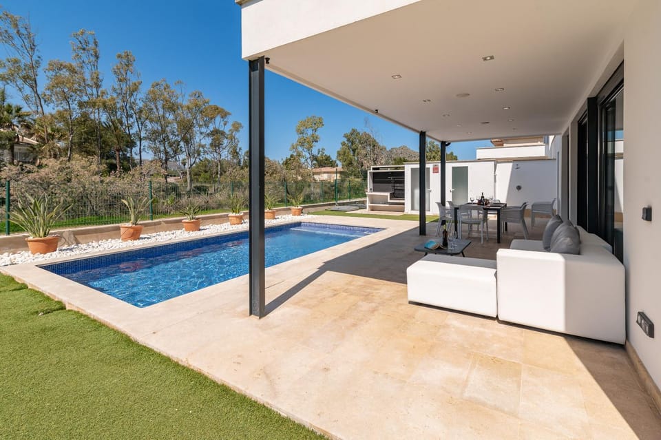 Property building, Patio, Day, Garden, Garden view, Pool view, Swimming pool, sunbed