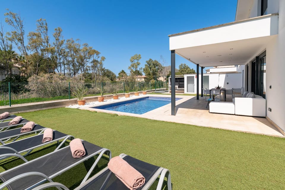 Property building, Patio, Day, Garden, Garden view, Pool view, Swimming pool, sunbed
