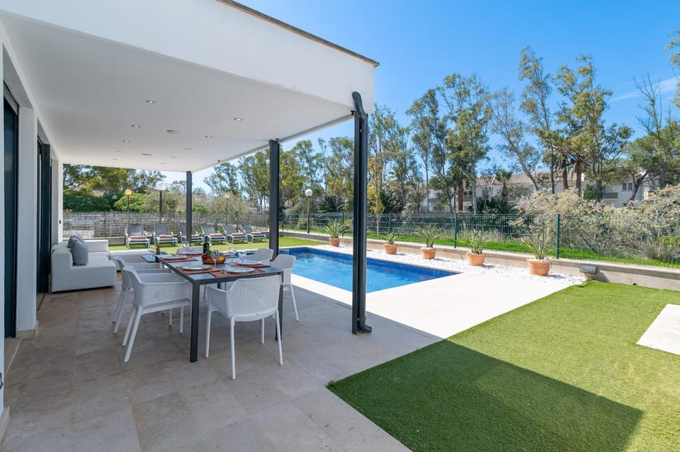 Patio, Day, Garden, Garden view, Pool view, Swimming pool, sunbed