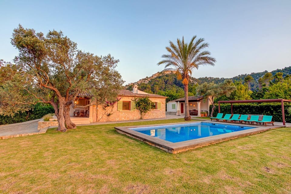 Property building, Garden, Balcony/Terrace, Mountain view, Swimming pool, sunbed