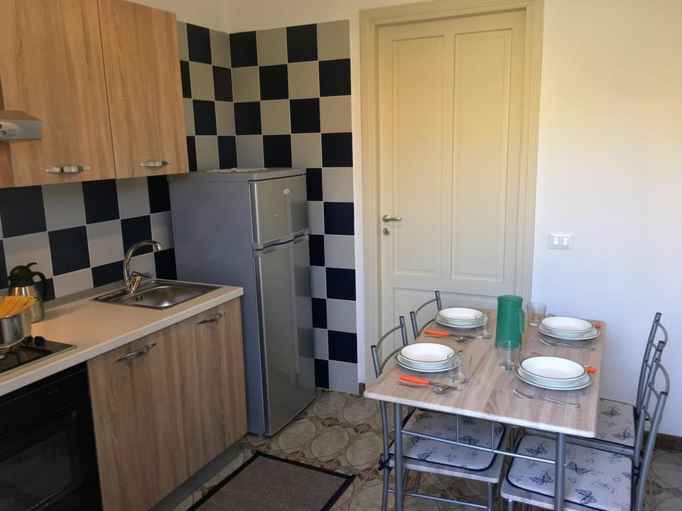 Coffee/tea facilities, Kitchen or kitchenette, Living room, Dining area