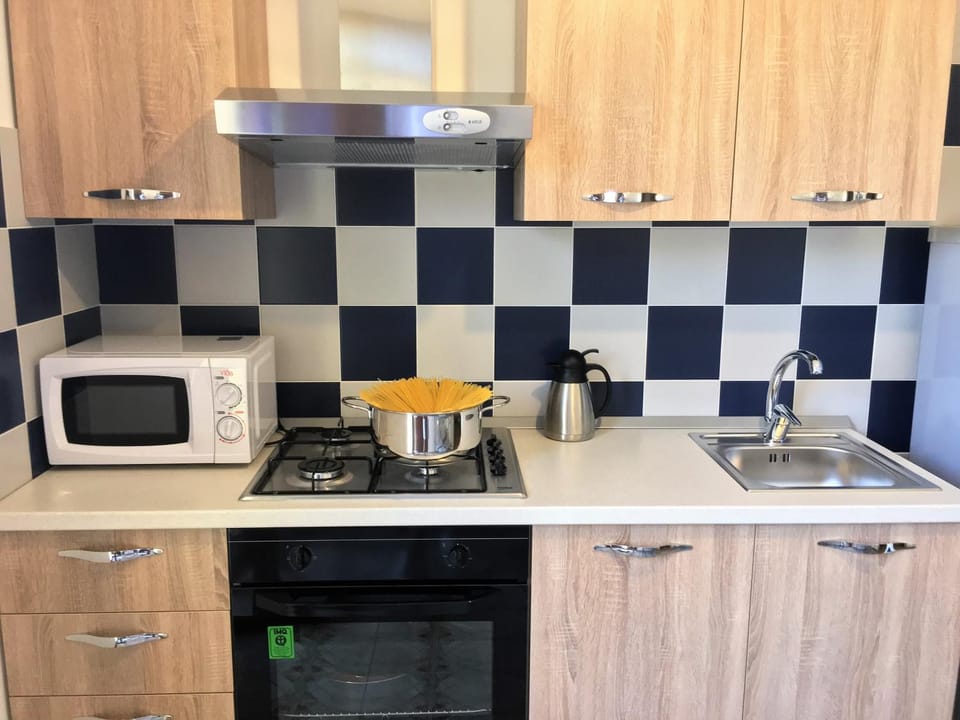 Coffee/tea facilities, Kitchen or kitchenette, Dining area