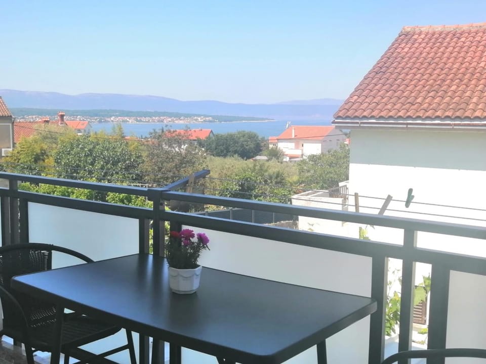 Mountain view, Sea view
