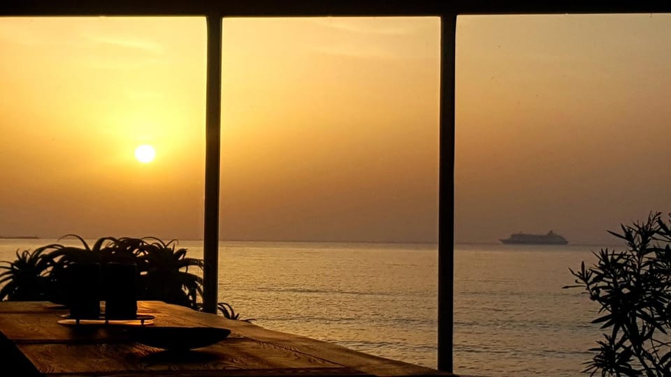 Communal lounge/ TV room, Sea view