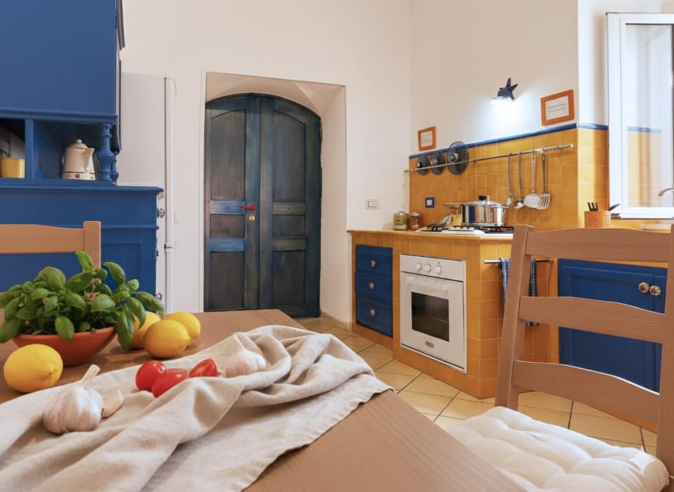 Kitchen or kitchenette, Photo of the whole room, oven, stove