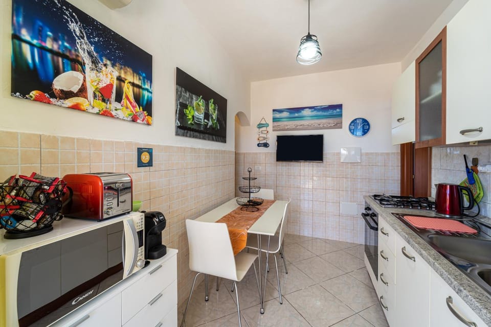 Kitchen or kitchenette, Living room