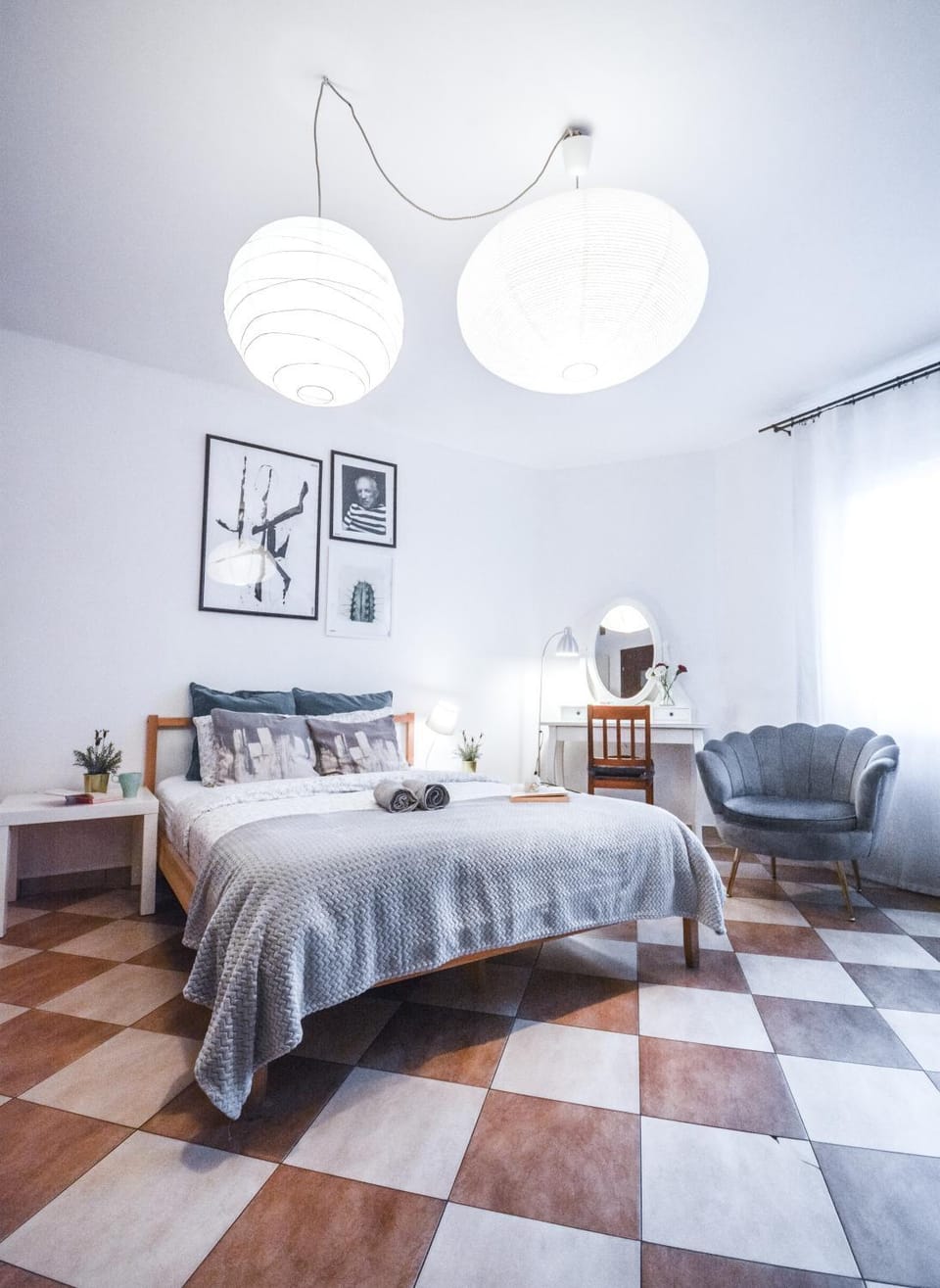 Bed, Living room, Decorative detail, Bedroom, towels