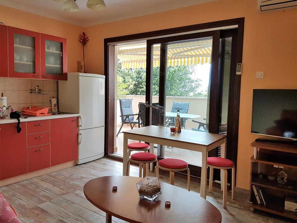 Kitchen or kitchenette, Seating area