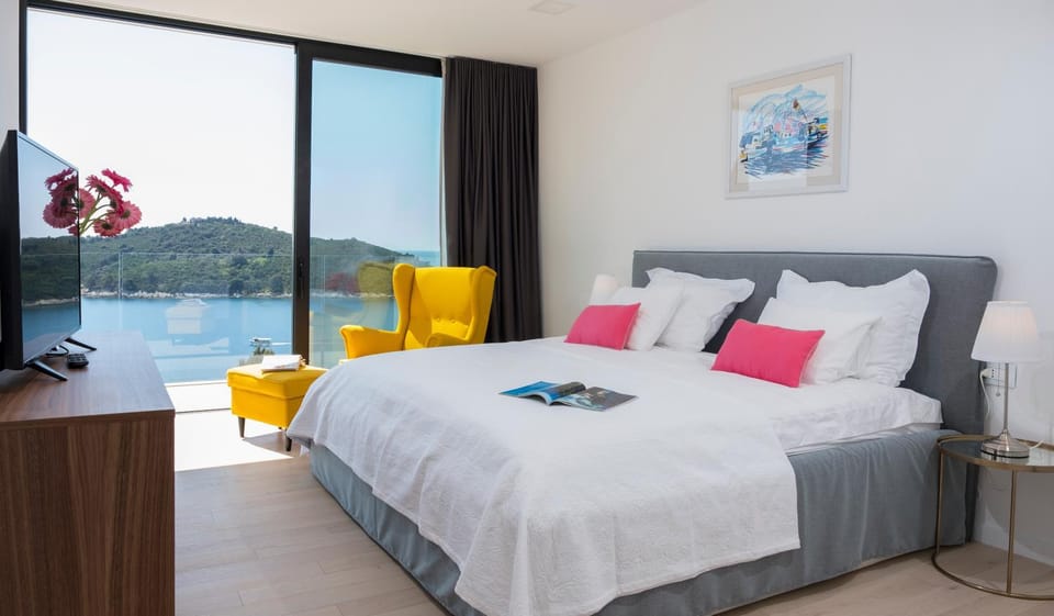 Spring, Day, Decorative detail, Bedroom, On site, Landmark view, Sea view