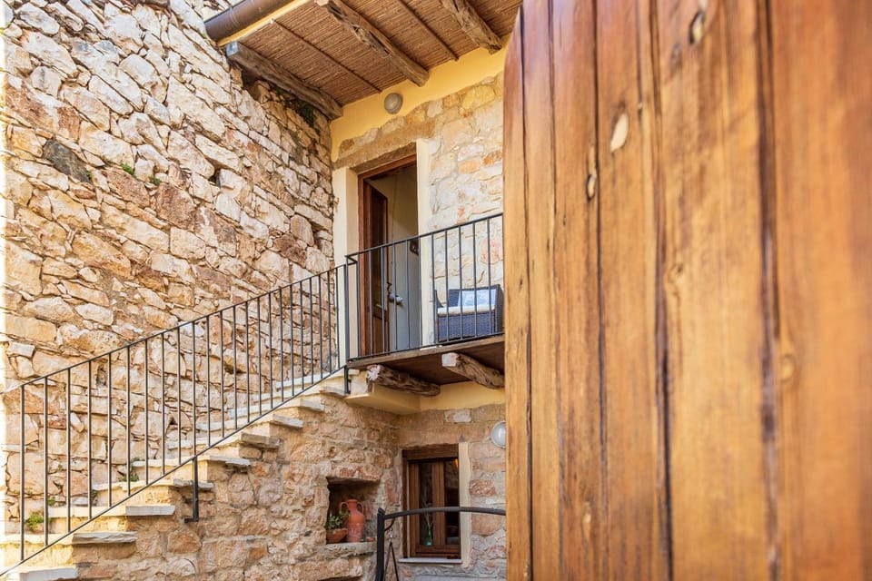 Facade/entrance, Balcony/Terrace