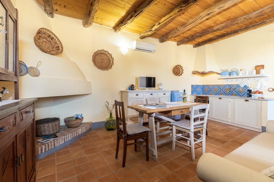 Coffee/tea facilities, Lunch, Dinner, pet friendly, kitchen, air conditioner